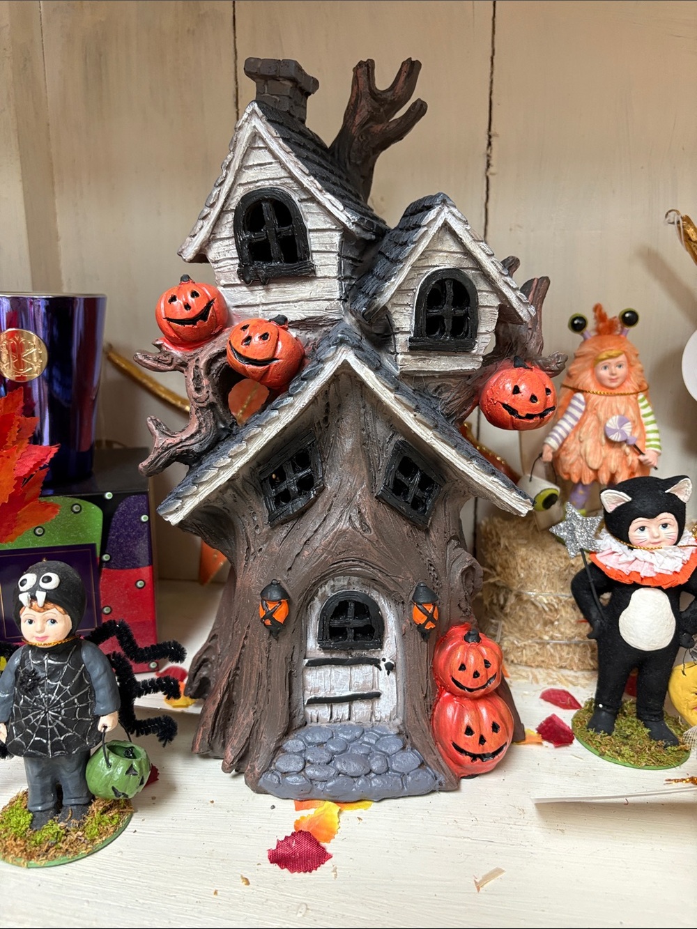 Halloween Haunted Tree House with Jack-o'-Lanterns - Rustic Gray & Orange